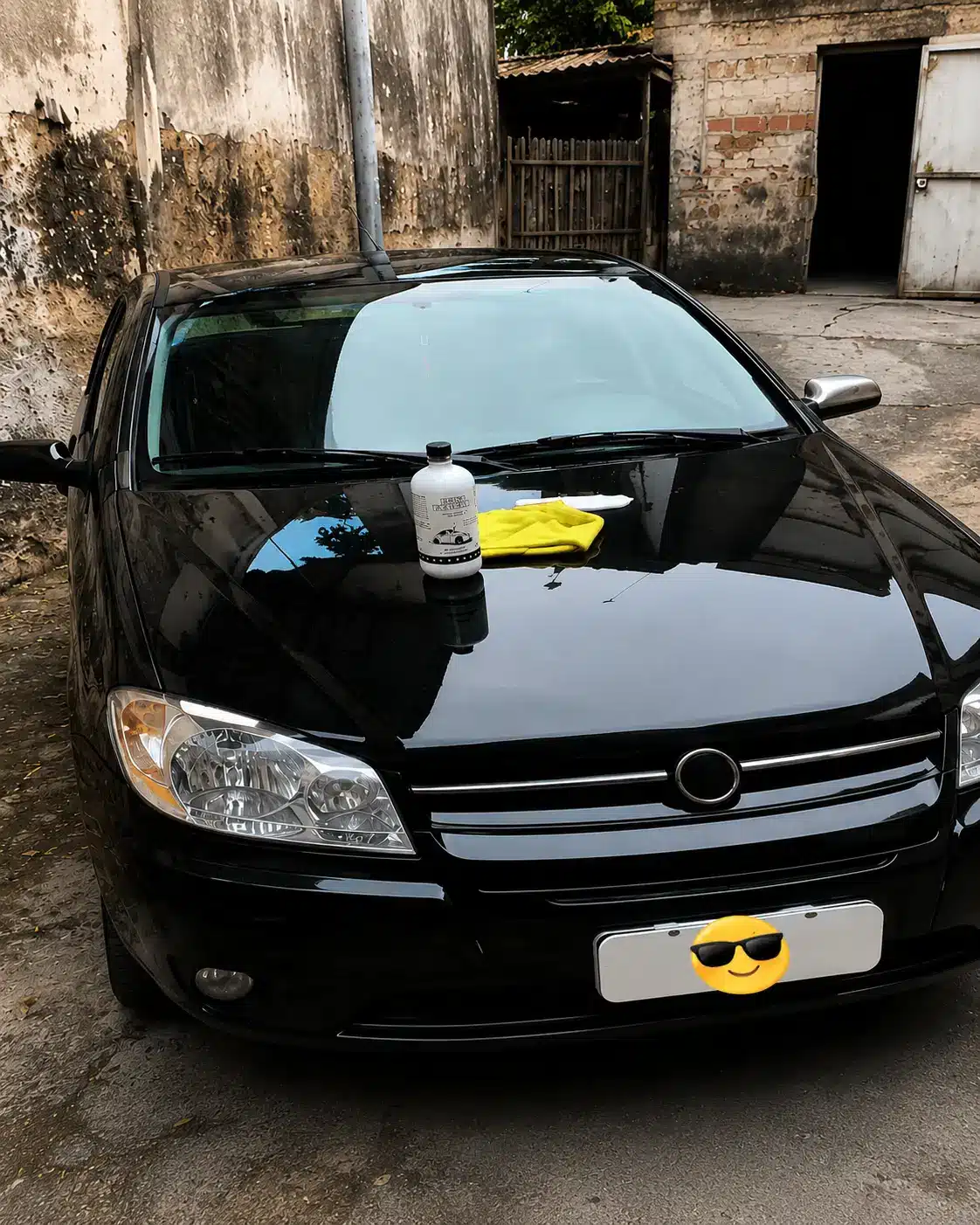 Carro preto com reflexo intenso apos Resina Extreme